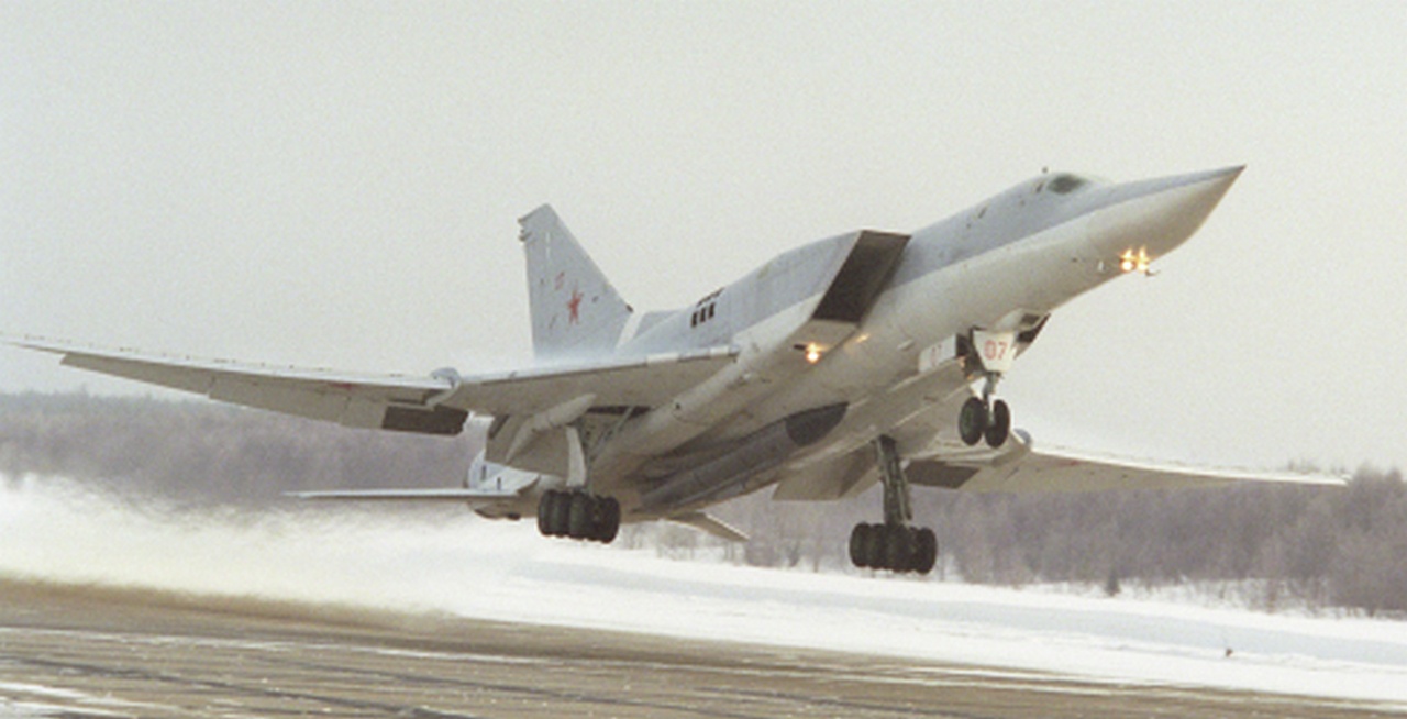 Сверхзвуковой бомбардировщик Ту-22М3 с крылатой противокорабельной ракетой Х-22. Мурманская область.