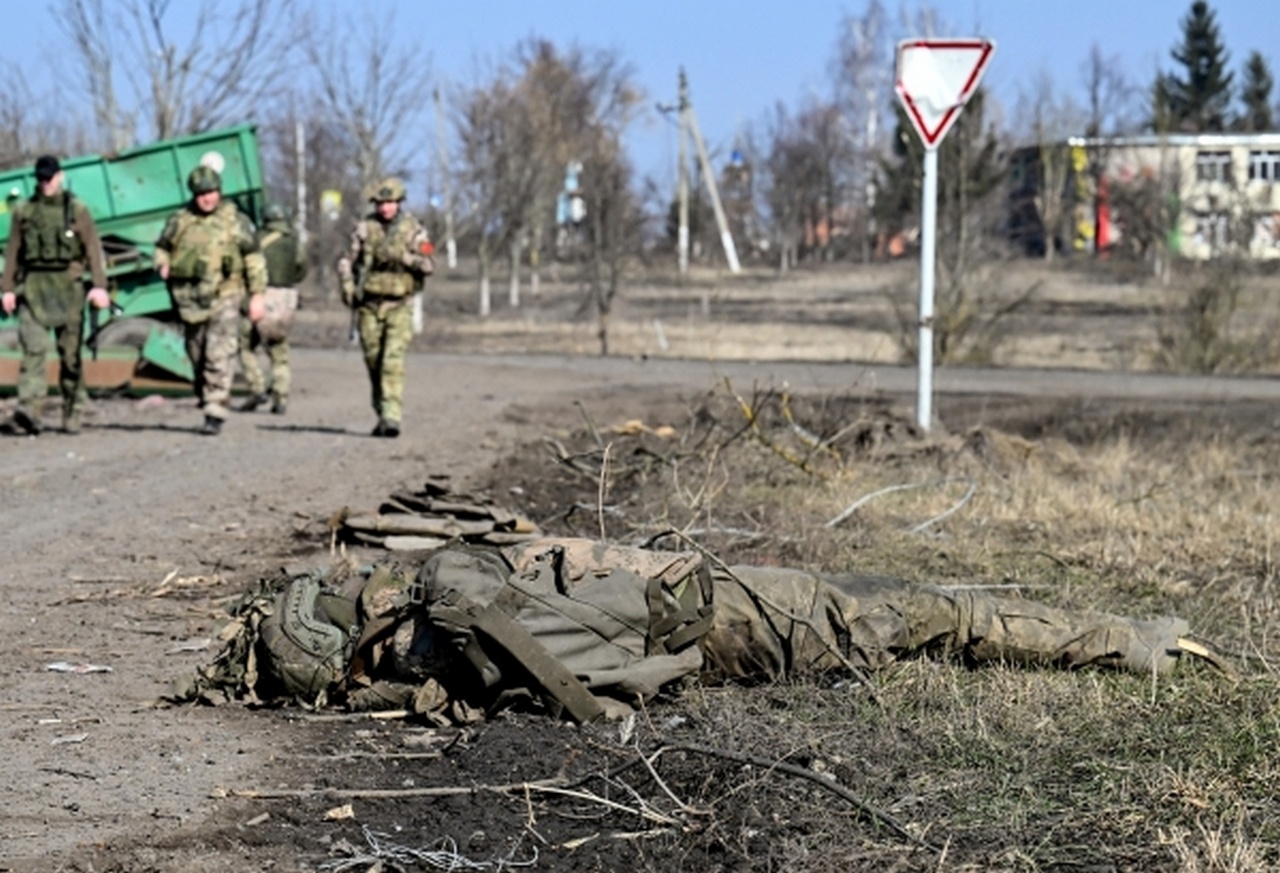 Тело военнослужащего ВСУ на территории освобождённого Суджанского района Курской области.