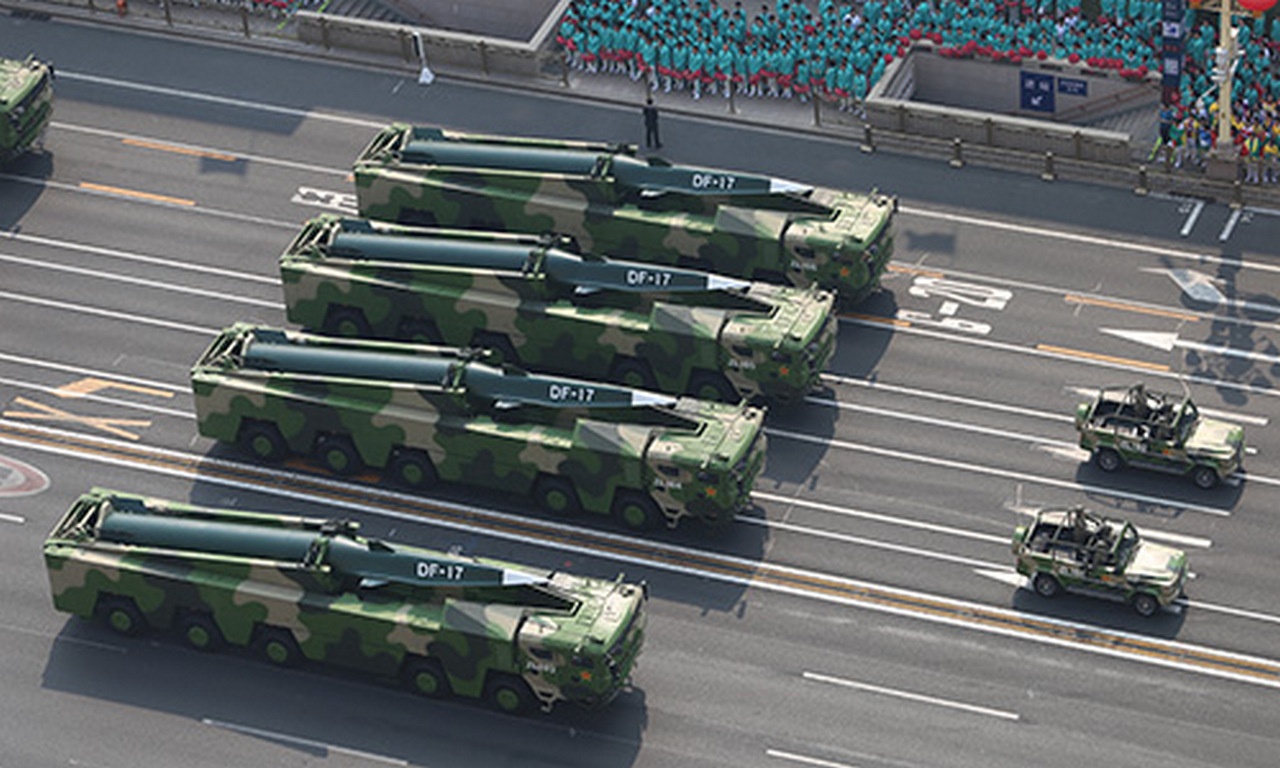 Китайские баллистические ракеты DF-17 на параде.