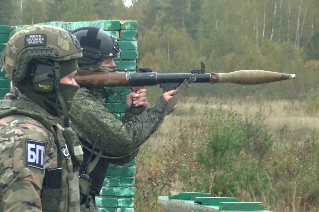 Военнослужащие по контракту ЛенВО совершенствуют навыки стрельбы из противотанковых гранатомётов РПГ-7.