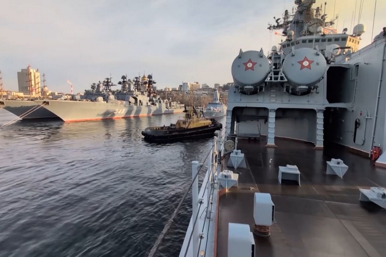 Гвардейский ракетный крейсер «Варяг» провёл в Японском море артиллерийские стрельбы по морским и береговым целям.