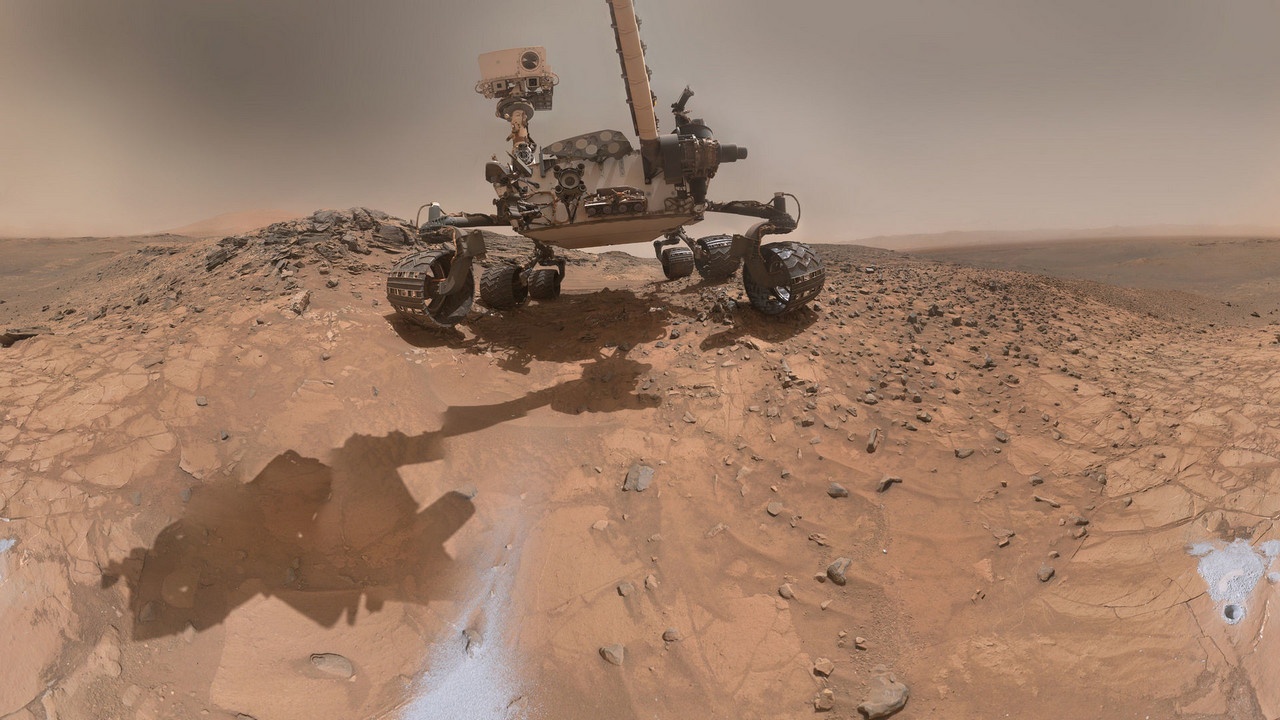 Фотографии с поверхности планеты и марсоход Curiosity (США).