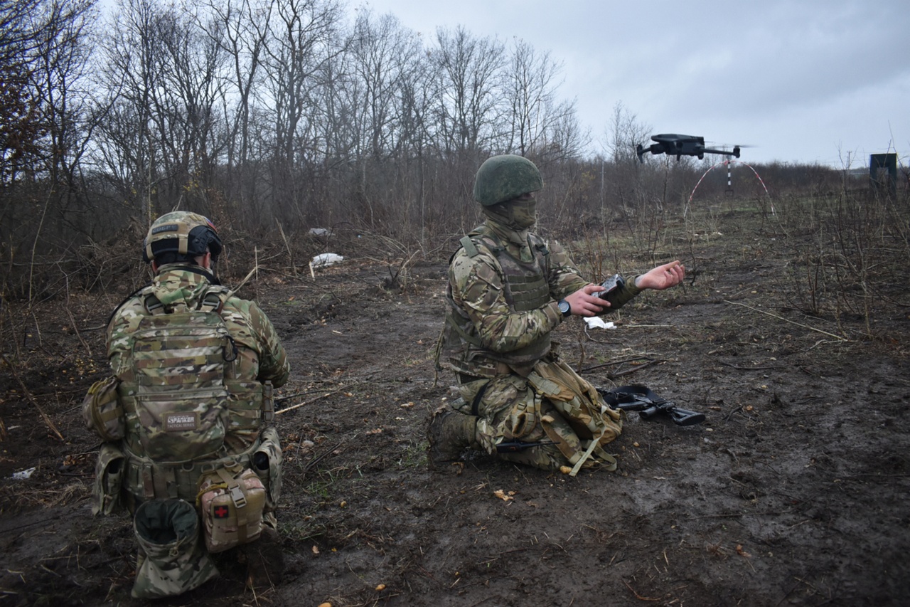 Военнослужащие мотострелкового подразделения уничтожили группу пехоты условного противника с применением БПЛА на полигоне учебного центра ЮВО.