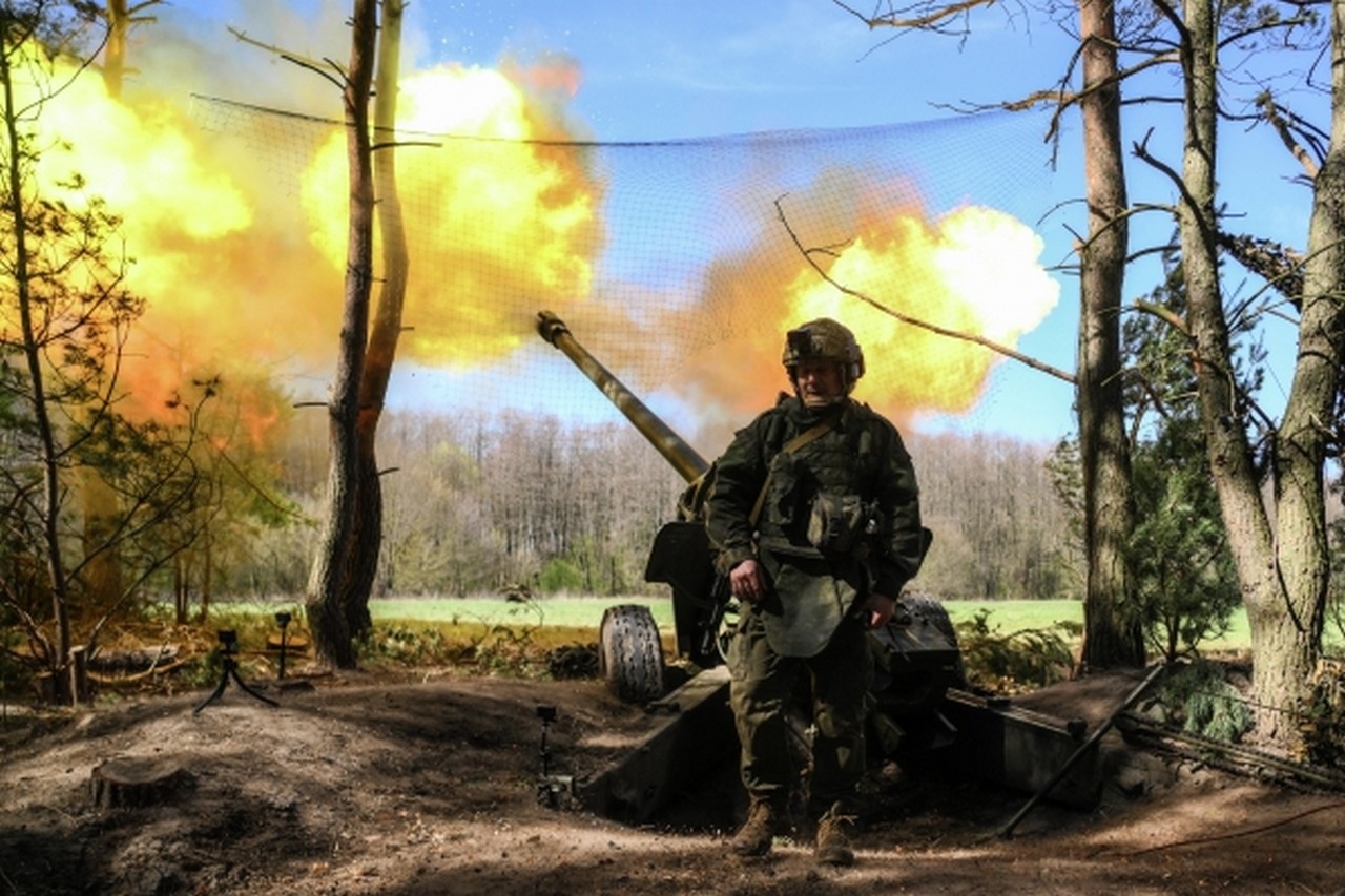 Боевая работа артиллерийского расчёта 130-мм гаубицы М-46. Группировка войск «Север» ВС РФ.
