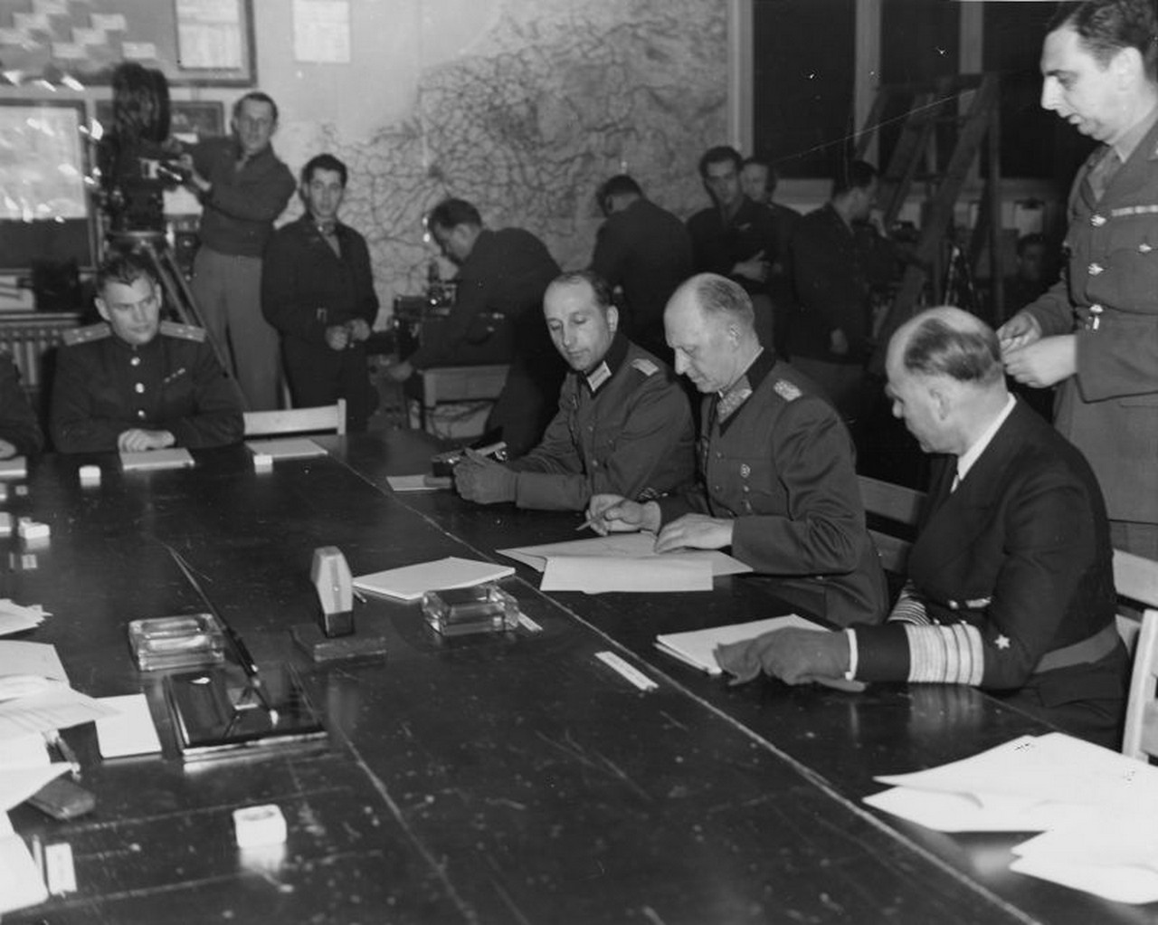 Генерал Йодль подписывает капитуляцию Германии в Реймсе 7 мая 1945 года.