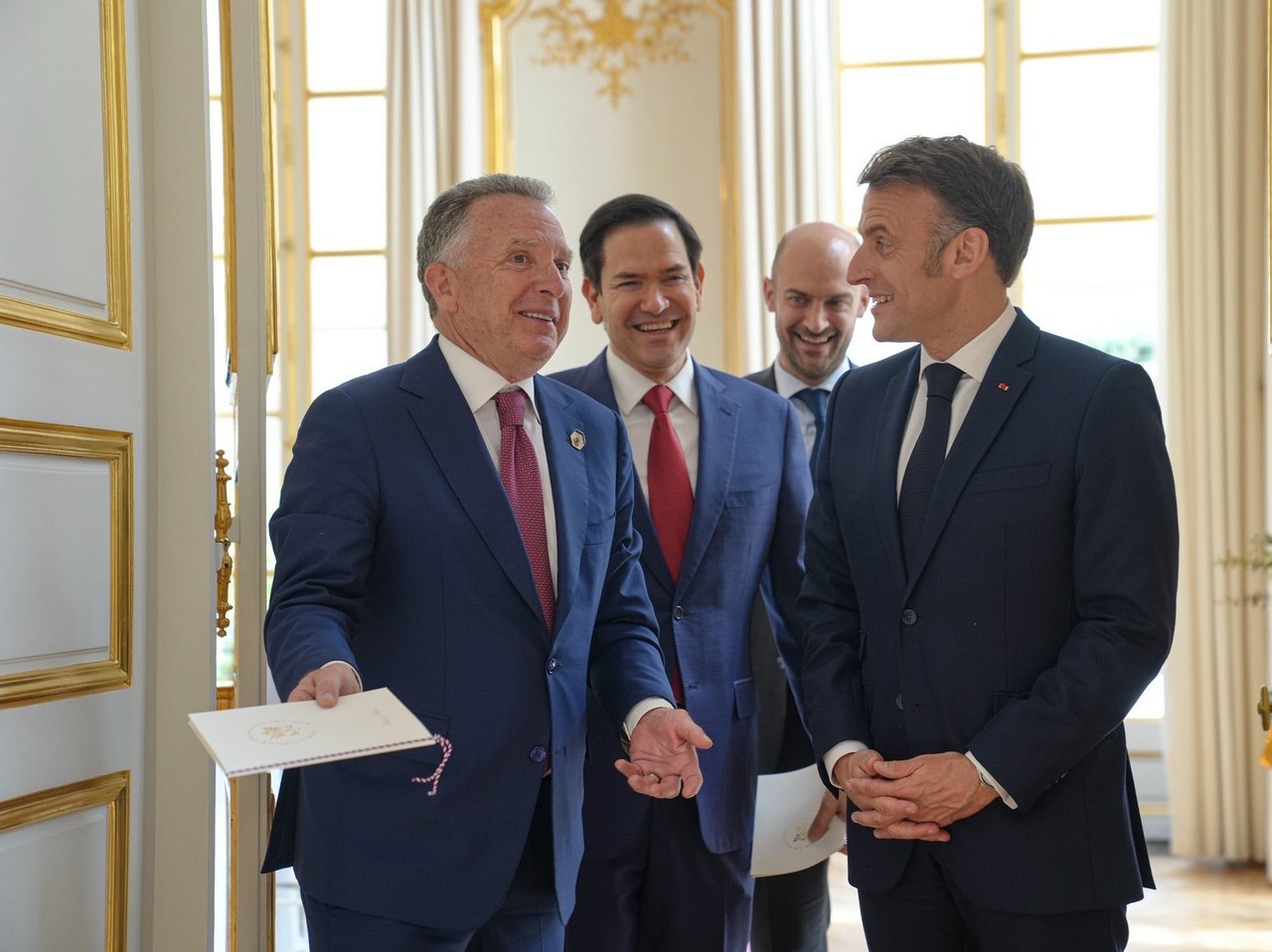 Президент Франции Эмманюэль Макрон пообедал с госсекретарём Марко Рубио и посланником Трампа Стивом Уиткоффом. На большее голубой француз не способен.