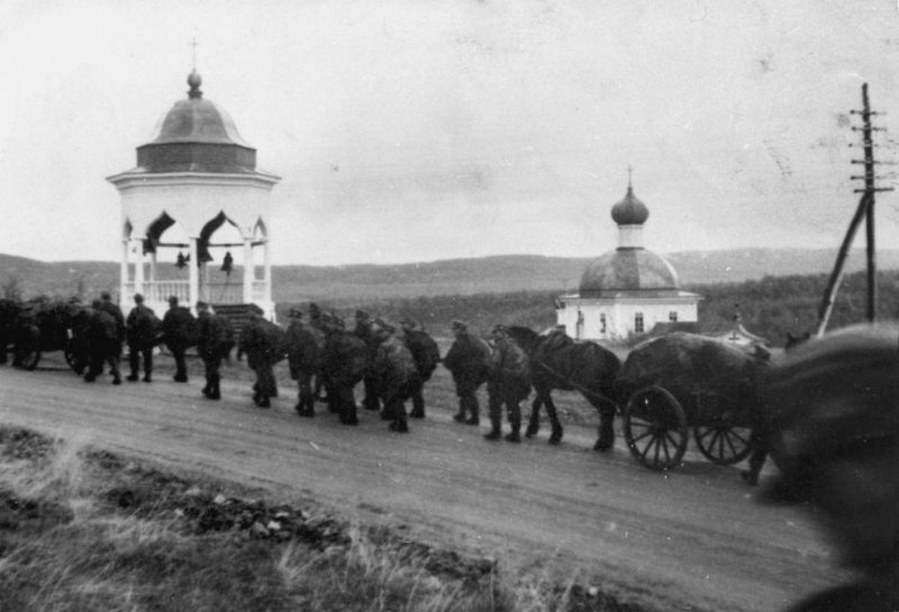 Немецкие горно-стрелковые части входят в Петсамо, июнь 1941 г.