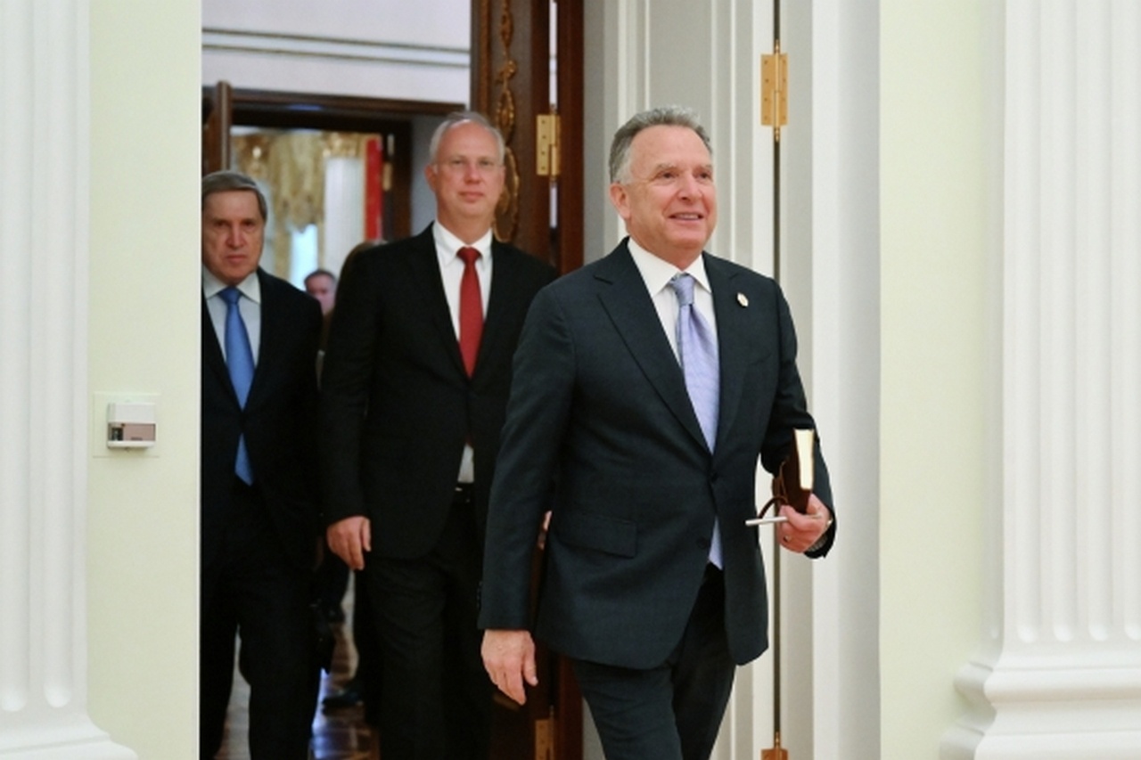 Спецпосланник президента США Стивен Уиткофф перед началом встречи с президентом РФ Владимиром Путиным, 25 апреля 2025 г.
