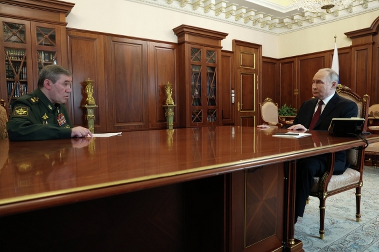 Владимир Путин во время встречи с начальником Генерального штаба Вооружённых сил РФ Валерием Герасимовым объявляет о Пасхальном перемирии. 19 апреля 2025 г.