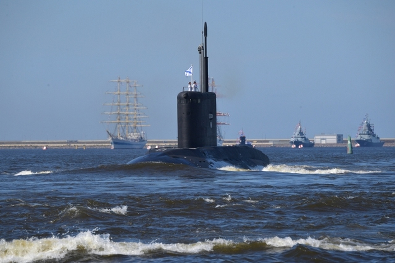 Подводная лодка «Дмитров» на параде, посвящённом Дню Военно-морского флота.