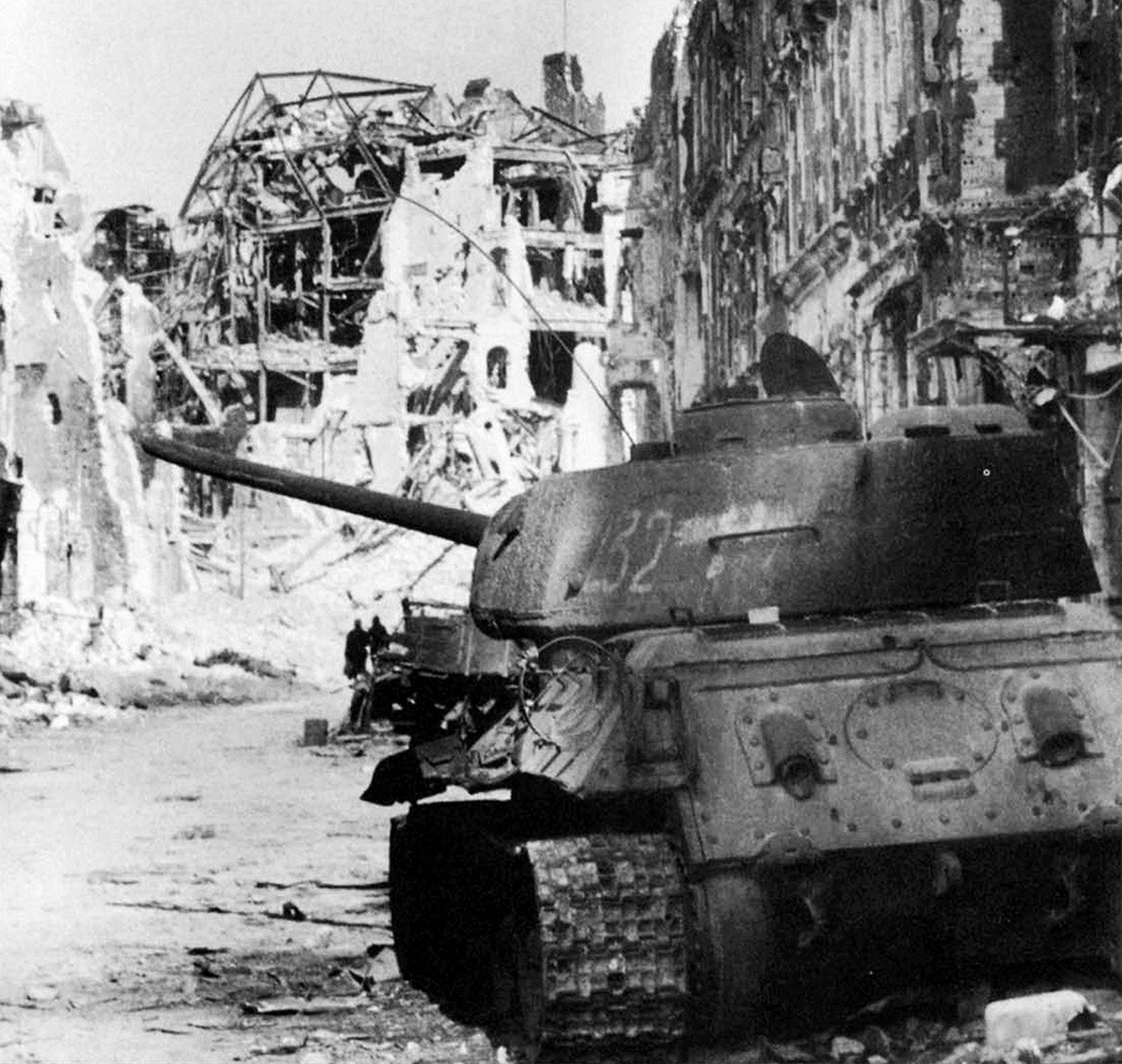 Советский танк Т-34-85, подбитый в Берлине.
