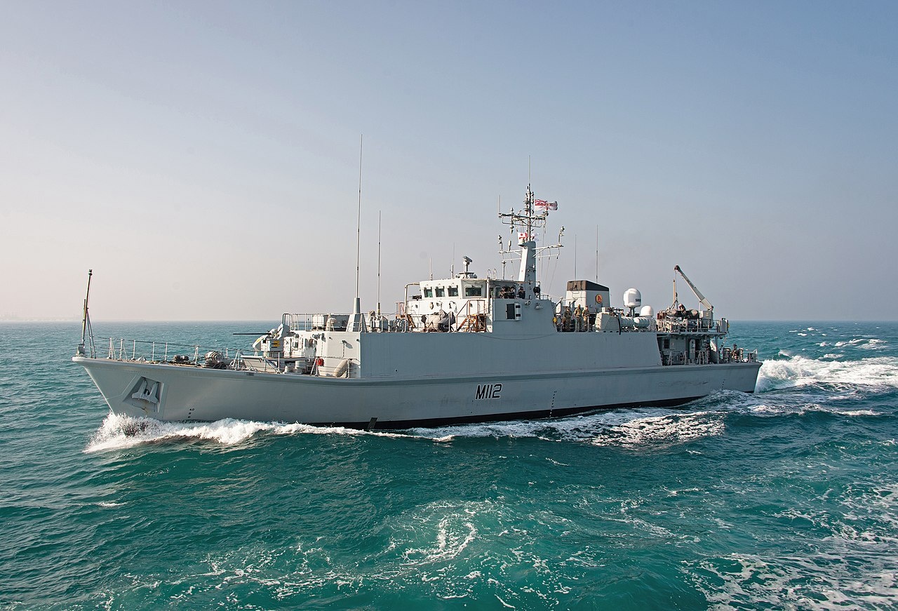 Тральщик HMS Shoreham («Черкаси») имеет корпус из армированного стекловолокном пластика, что помогает скрыть его присутствие от морских мин.