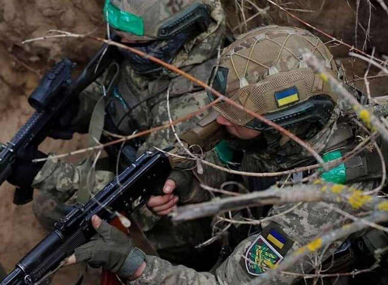 Противник постоянно вынужден «затыкать дыры» по всему фронту.