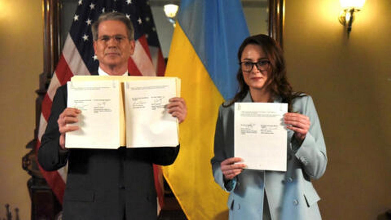 Министр финансов Украины Юлия Свириденко и министр финансов США Скотт Бессент после подписания соглашения.