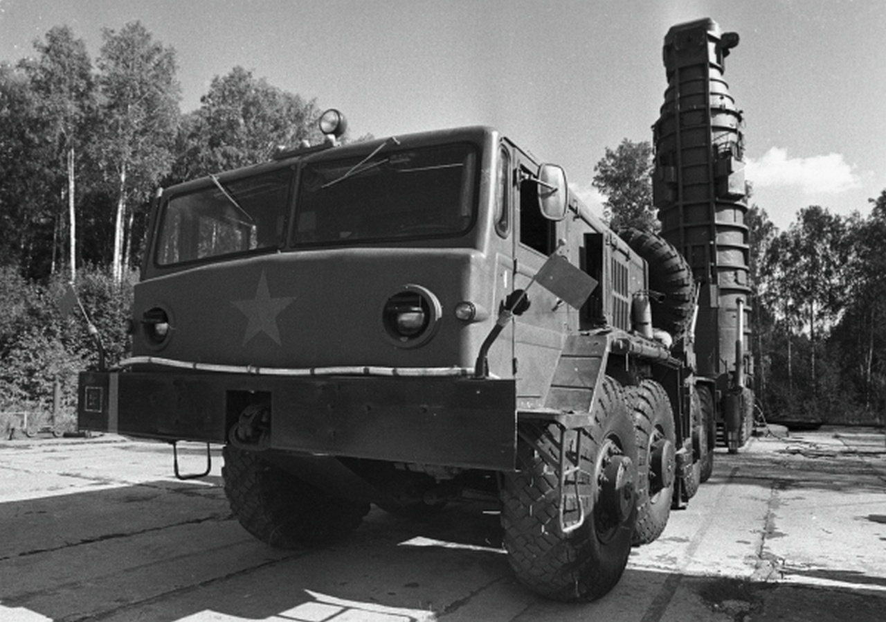 Подготовка к старту ракеты СС-20, ПГРК «Пионер-УТТХ» (по классификации НАТО - SS-20 mod.2 Saber) с улучшенными характеристиками.