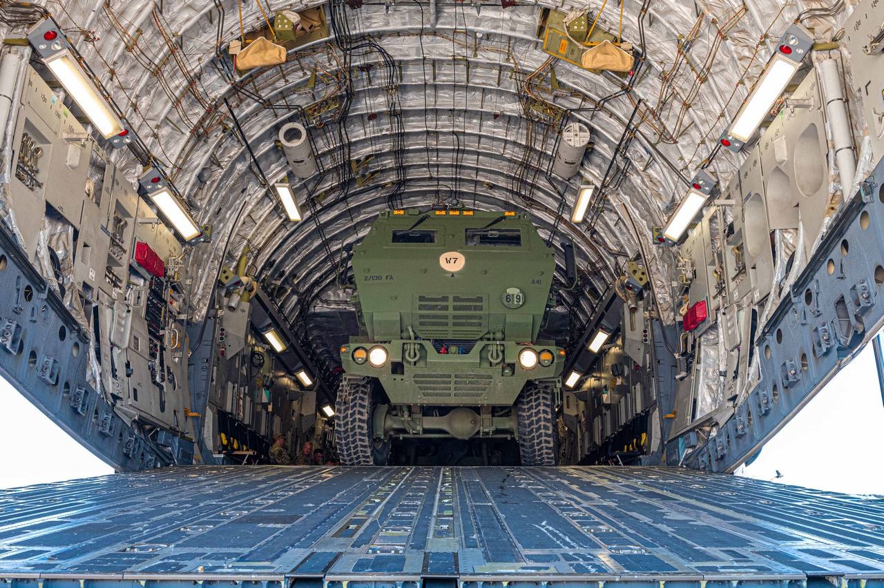 Выгрузка РСЗО HIMARS.