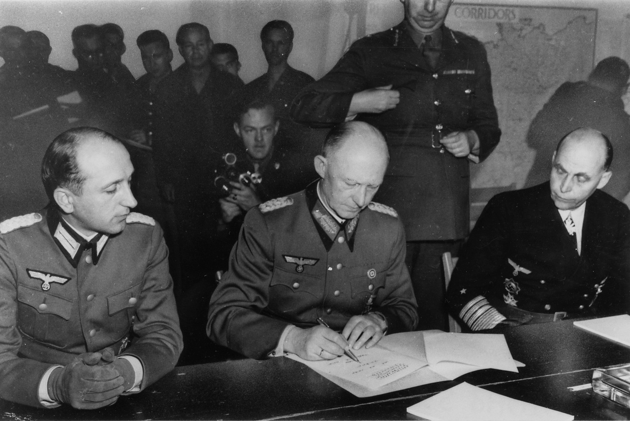 Генерал Йодль подписывает капитуляцию Германии в Реймсе, 7 мая 1945 г.