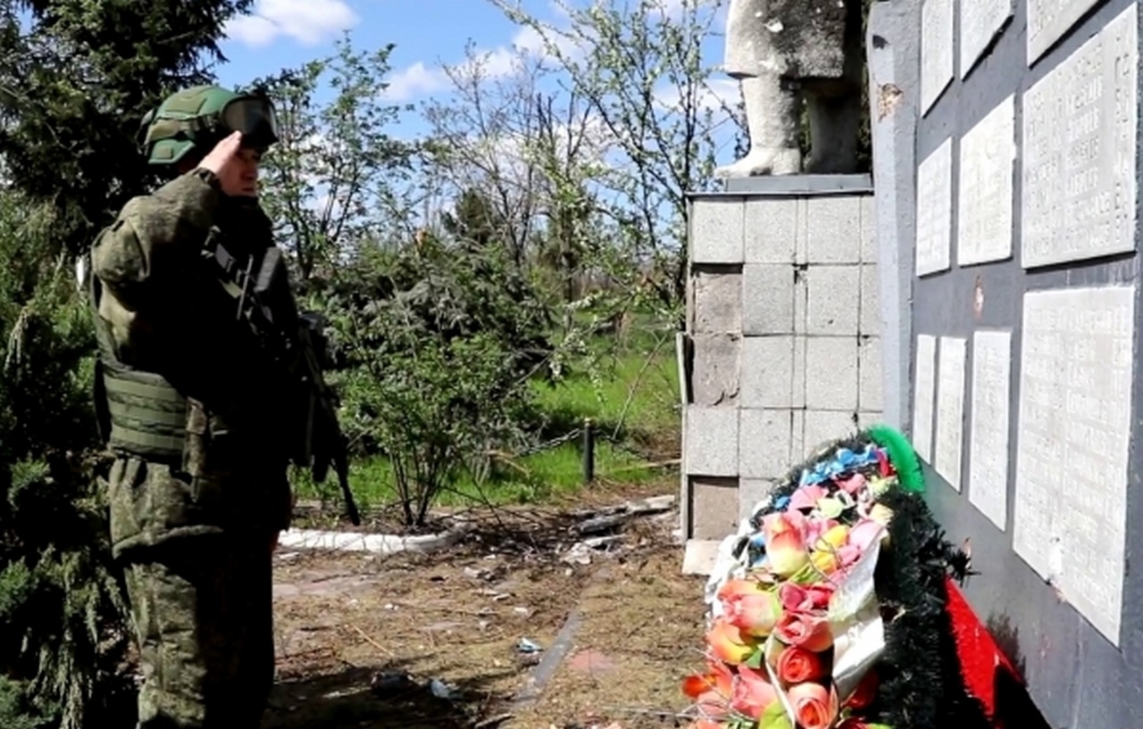 Военнослужащий КНА у мемориала павшим в Великой Отечественной войне, Курская область.