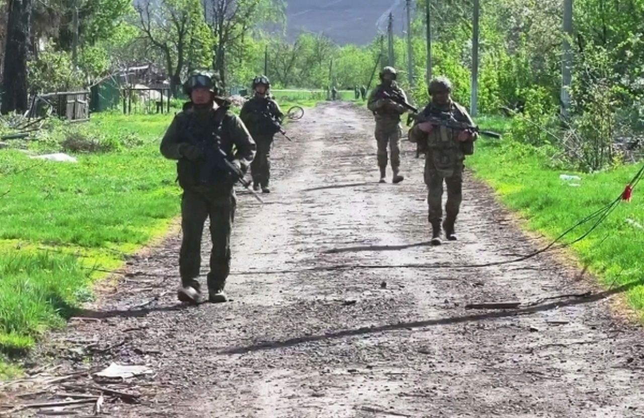 Союзный патруль в освобождённом населённом пункте Курской области.