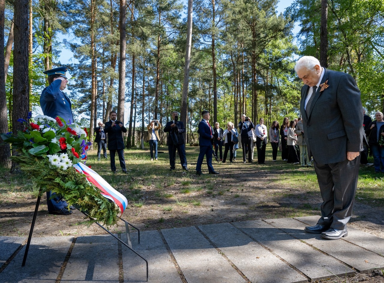 Посол России в Германии Сергей Нечаев на церемонии памяти узников концентрационного лагеря Заксенхаузен, 28 апреля 2025 г.