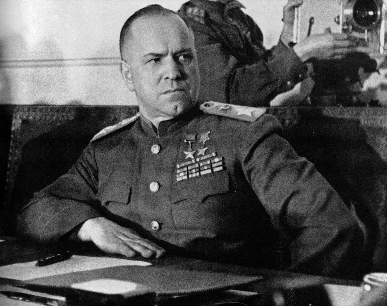 Маршал Георгий Жуков во время подписания Акта о безоговорочной капитуляции Германии.