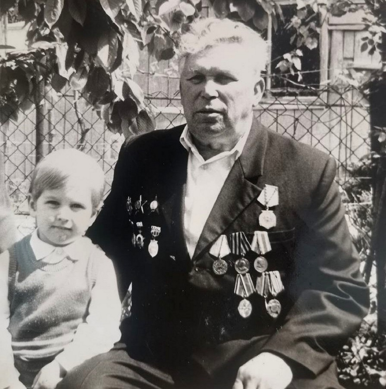 С детства внук гордился подвигами своего деда.