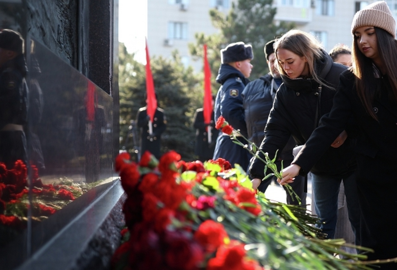На торжественной церемонии возложения гирлянды Славы к стеле «Анапа - город воинской Славы», февраль 2025 г.