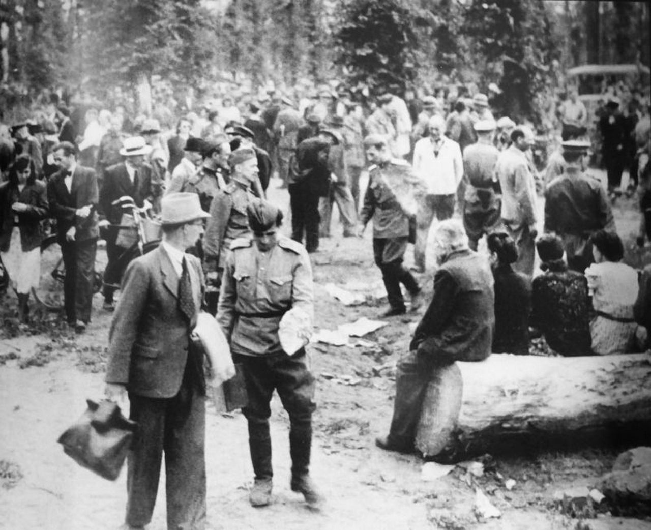 На «чёрном рынке» в берлинском парке Тиргартен, август 1945 г.
