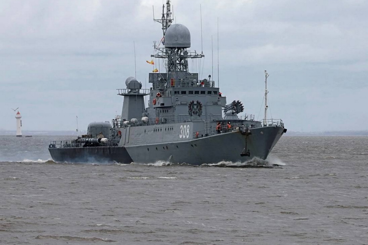 Противолодочный корабль Балтийского флота уничтожил безэкипажные катера условного противника.