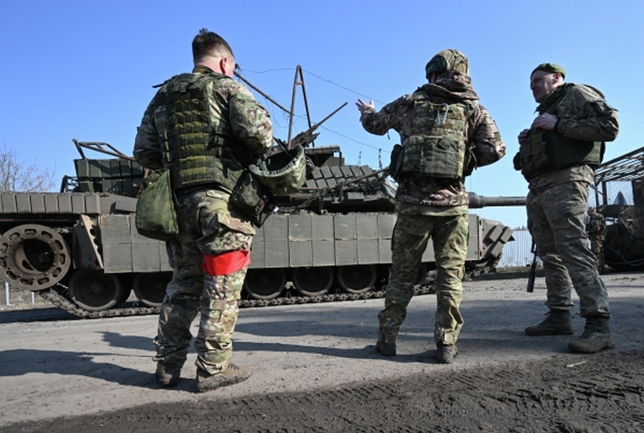 Бойцы группировки войск «Север» ВС РФ возле подбитого танка М1 «Абрамс» ВСУ, эвакуированного из-под Суджи.