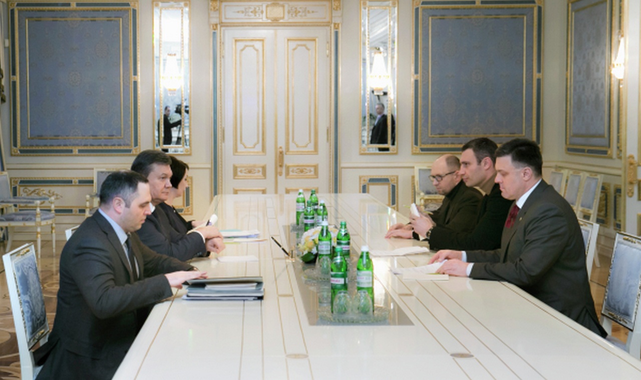Андрей Портнов (слева), президент Украины Виктор Янукович и лидеры Майдана во время встречи в Киеве по урегулированию политического кризиса, 27 января 2014 г.