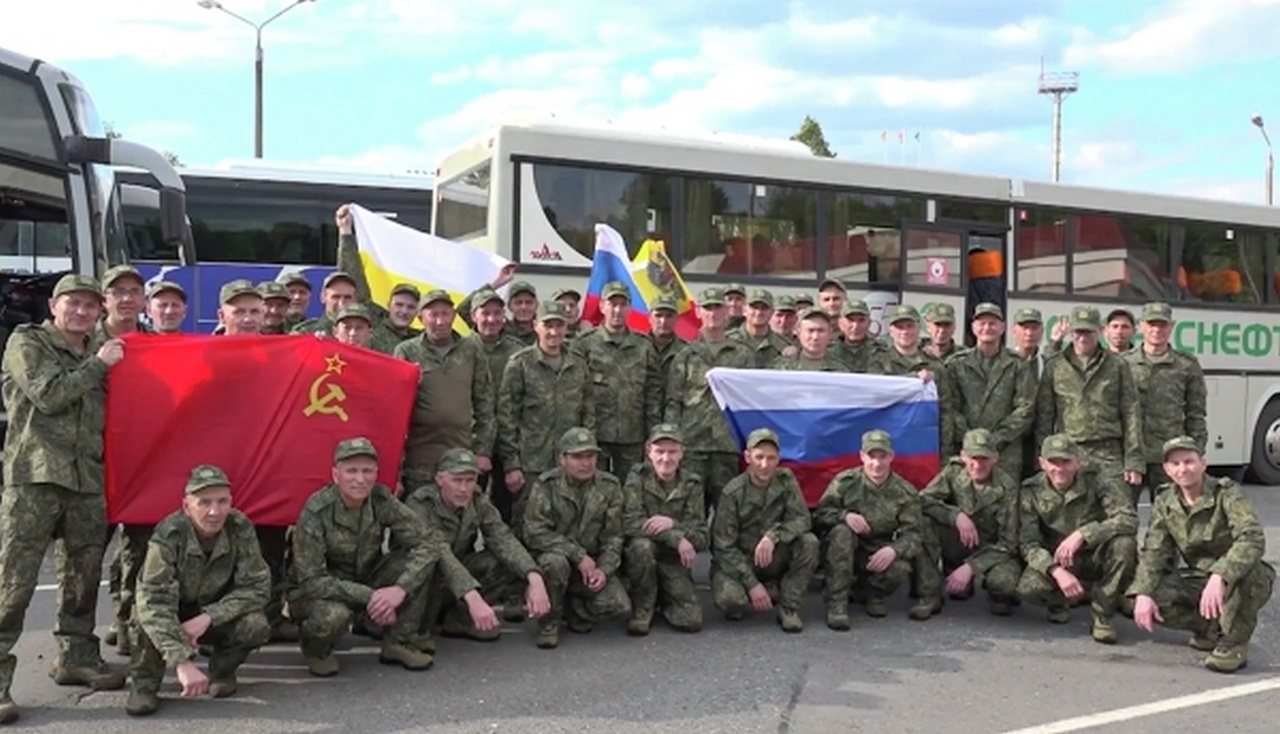 Российские военнослужащие, освобождённые из украинского плена, возвращаются на Родину. Среди них - 270 бойцов и 120 гражданских лиц, включая жителей Курской области, которые были захвачены ВСУ.