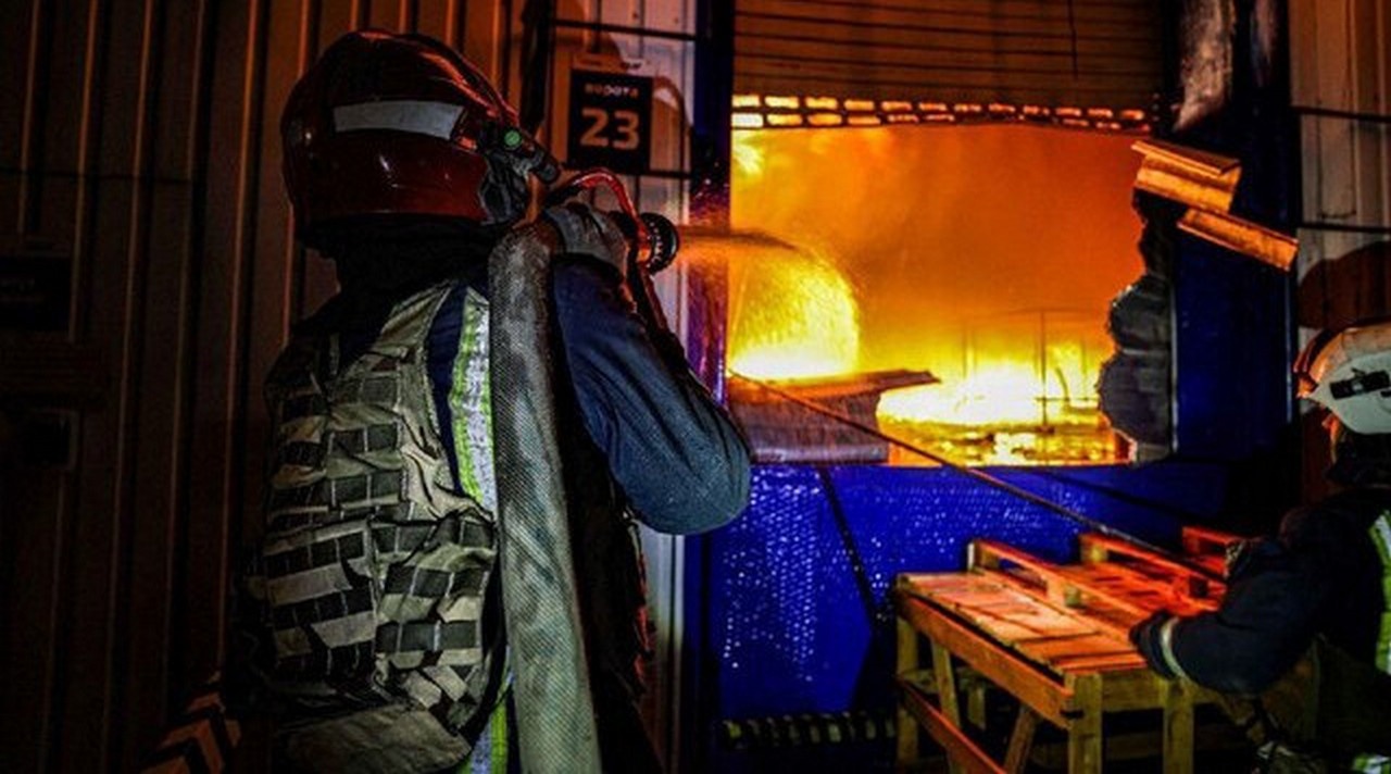 В Харьковской области после российского ответа на украинскую провокацию вспыхнуло предприятие, огонь охватил более 7500 кв. м.