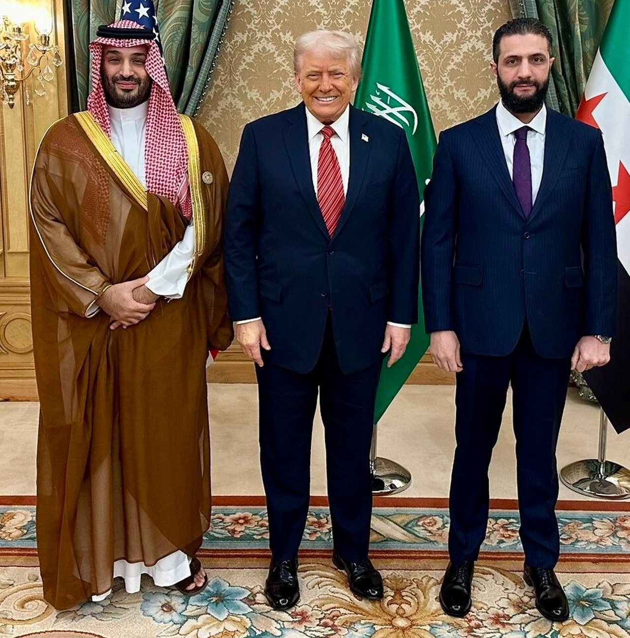 Аль-Шараа (крайний справа) с президентом США Дональдом Трампом и наследным принцем Саудовской Аравии Мухаммедом бин Салманом в Эр-Рияде.