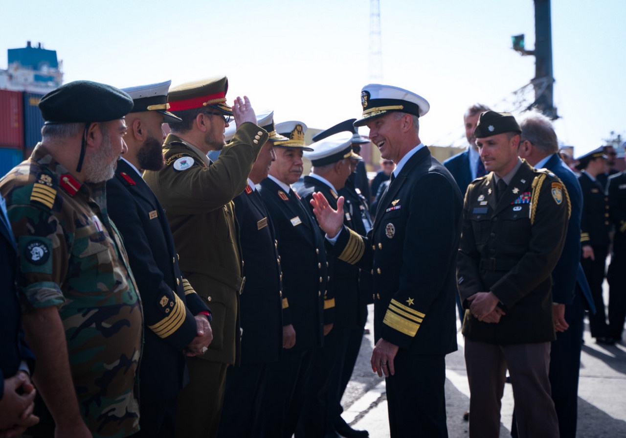 Во время визита корабля USS Mount Whitney в Триполи вице-адмирал Дж. Т. Андерсон общался с ключевыми ливийскими военными и гражданскими должностными лицами, 21 апреля 2025 г.