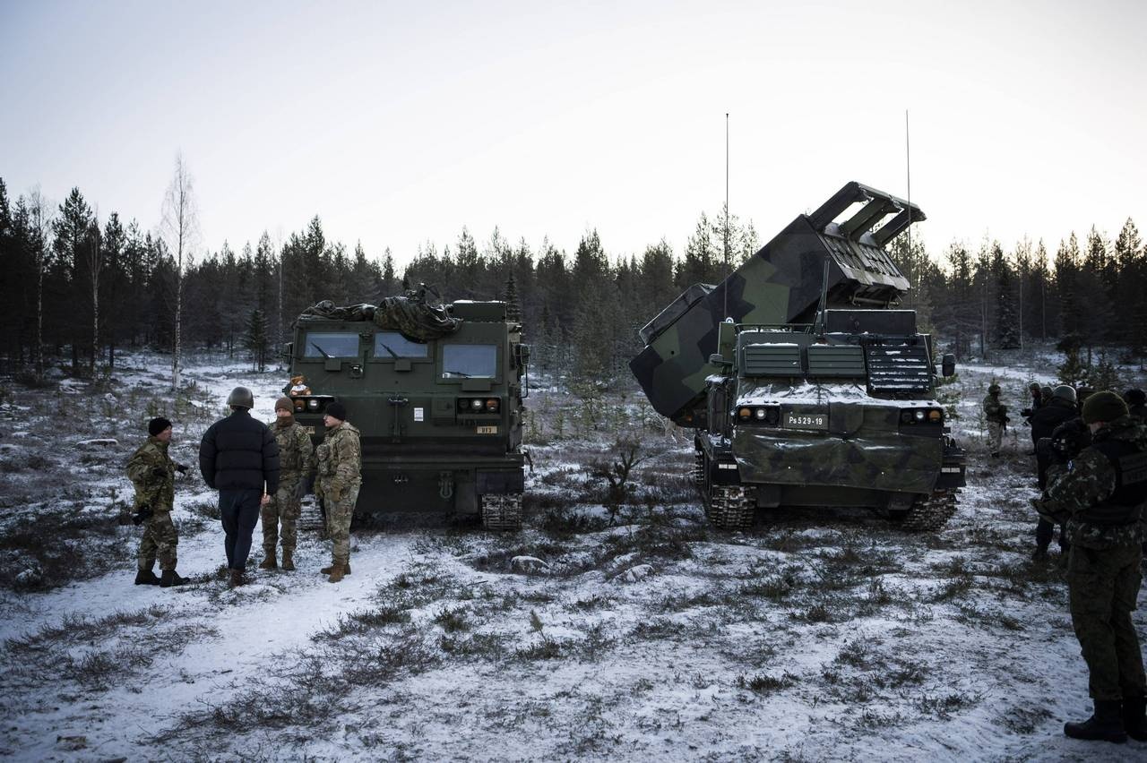 Американская бронированная самоходная РСЗО M270 MLRS (слева) и финская РСЗО (справа) во время учений Dynamic Front 25 в Финляндии.