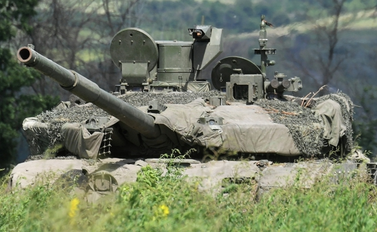 Танк Т-90М «Прорыв» ведёт огонь с закрытой позиции.
