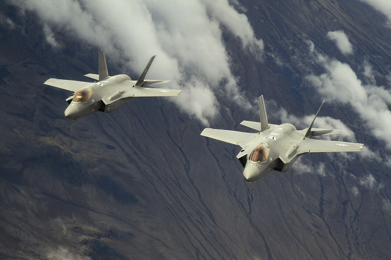 Многофункциональные истребители F-35A.