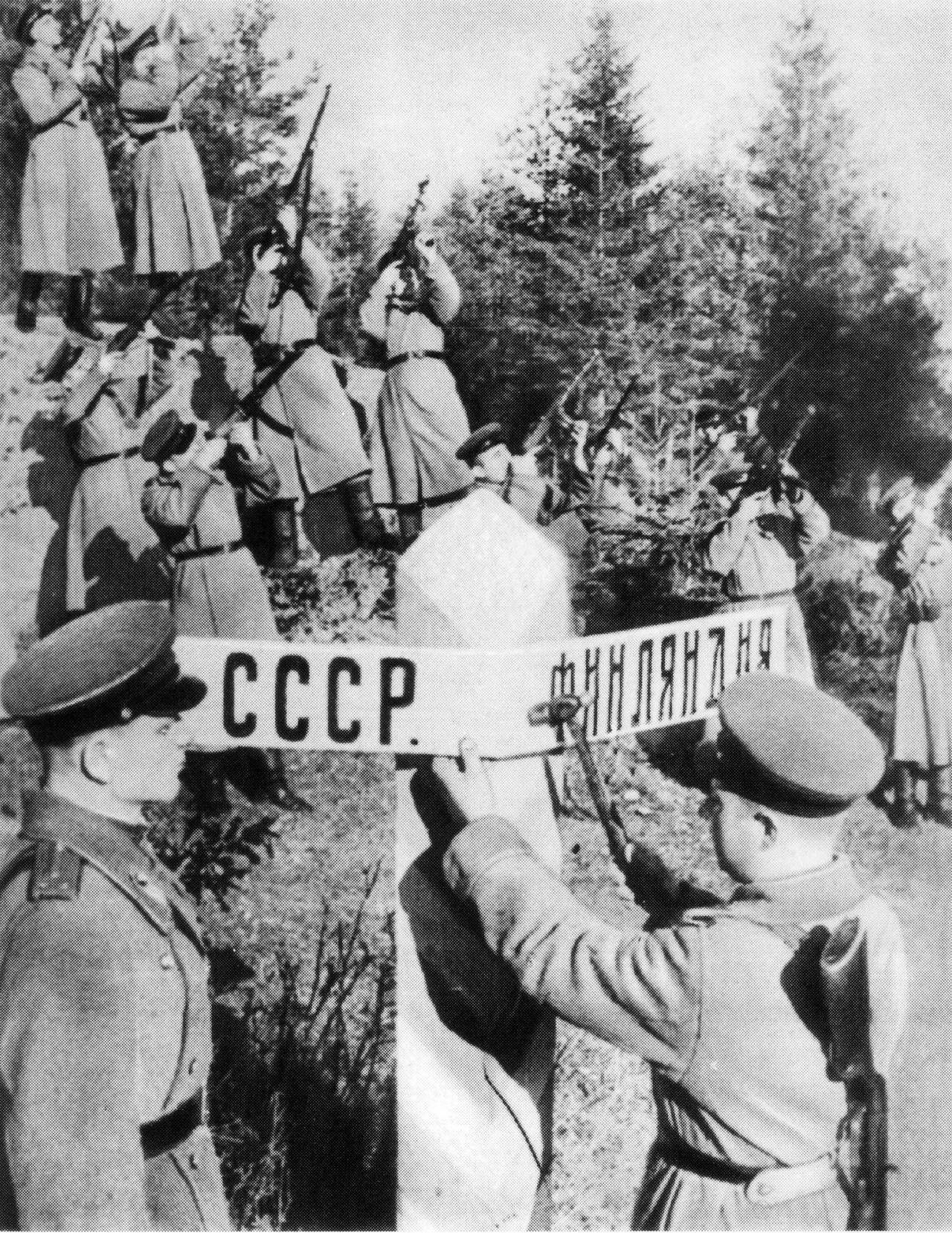 Восстановление пограничного знака после разгрома финских войск в Карелии, август 1944 г.
