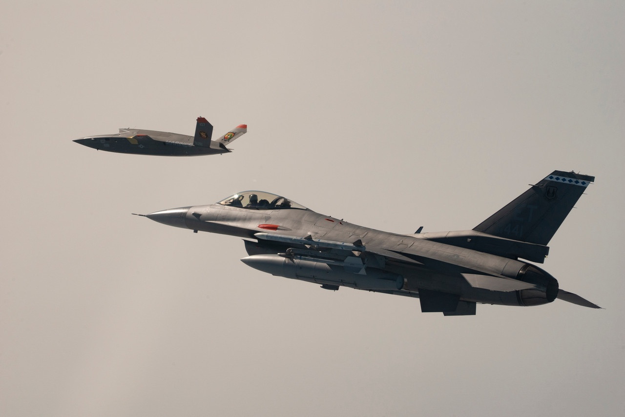 Истребитель F-16 может сбивать дроны, но делать это нужно аккуратно.