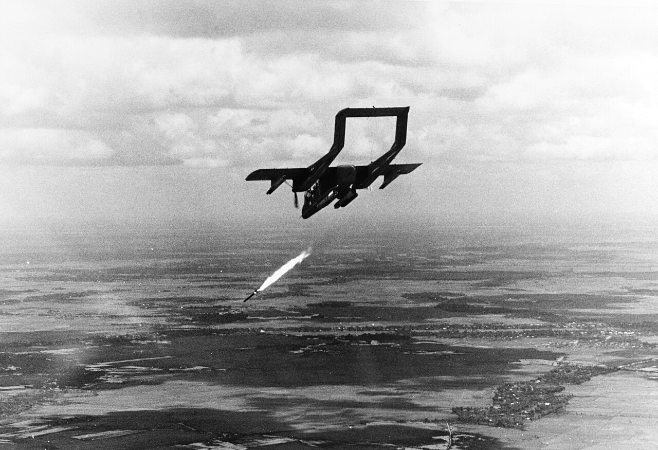 Самолёт OV-10A атакует цель во Вьетнаме.
