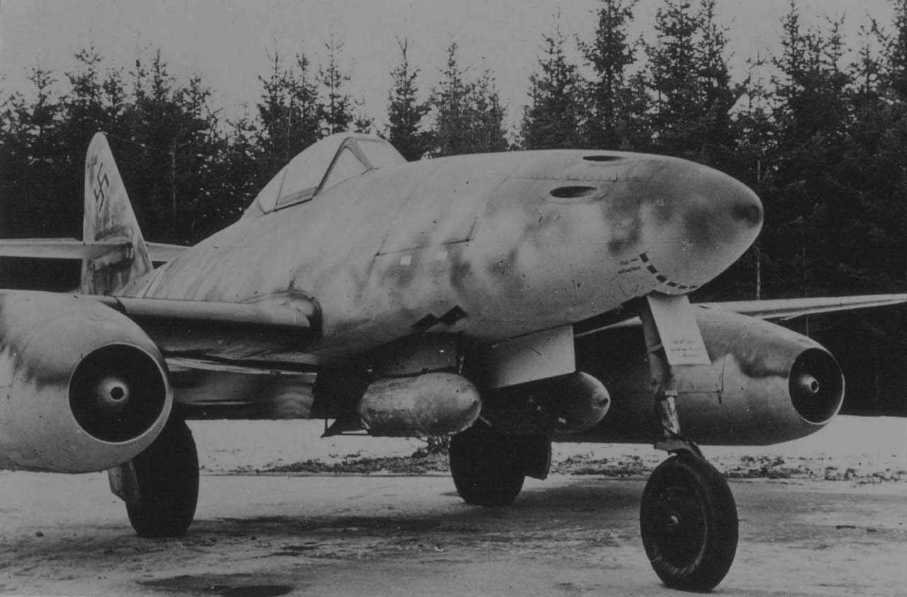 Немецкий реактивный истребитель-бомбардировщик Ме-262А-2а «Sturmvogel».