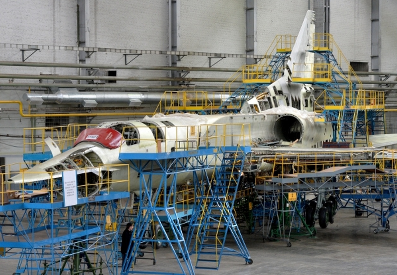 Стратегический бомбардировщик Ту-160 в цехе Казанского авиазавода (КАПО имени С.П. Горбунова).