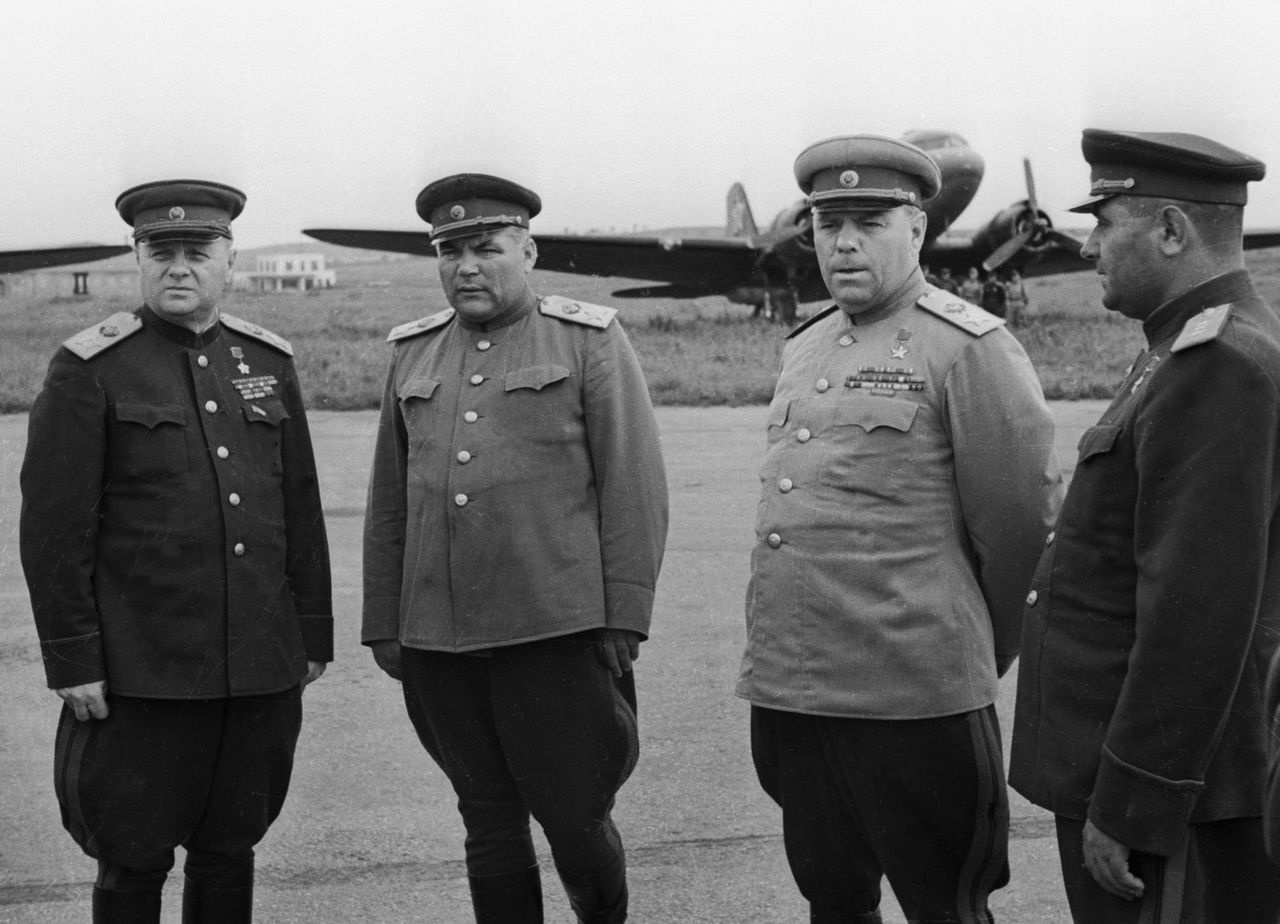 Командующий 1-м Дальневосточным фронтом К.А. Мерецков, командующий Забайкальским фронтом Р.Я. Малиновский и главнокомандующий советскими войсками на Дальнем Востоке А.М. Василевский (справа налево) на аэродроме Дайрен (Далянь).