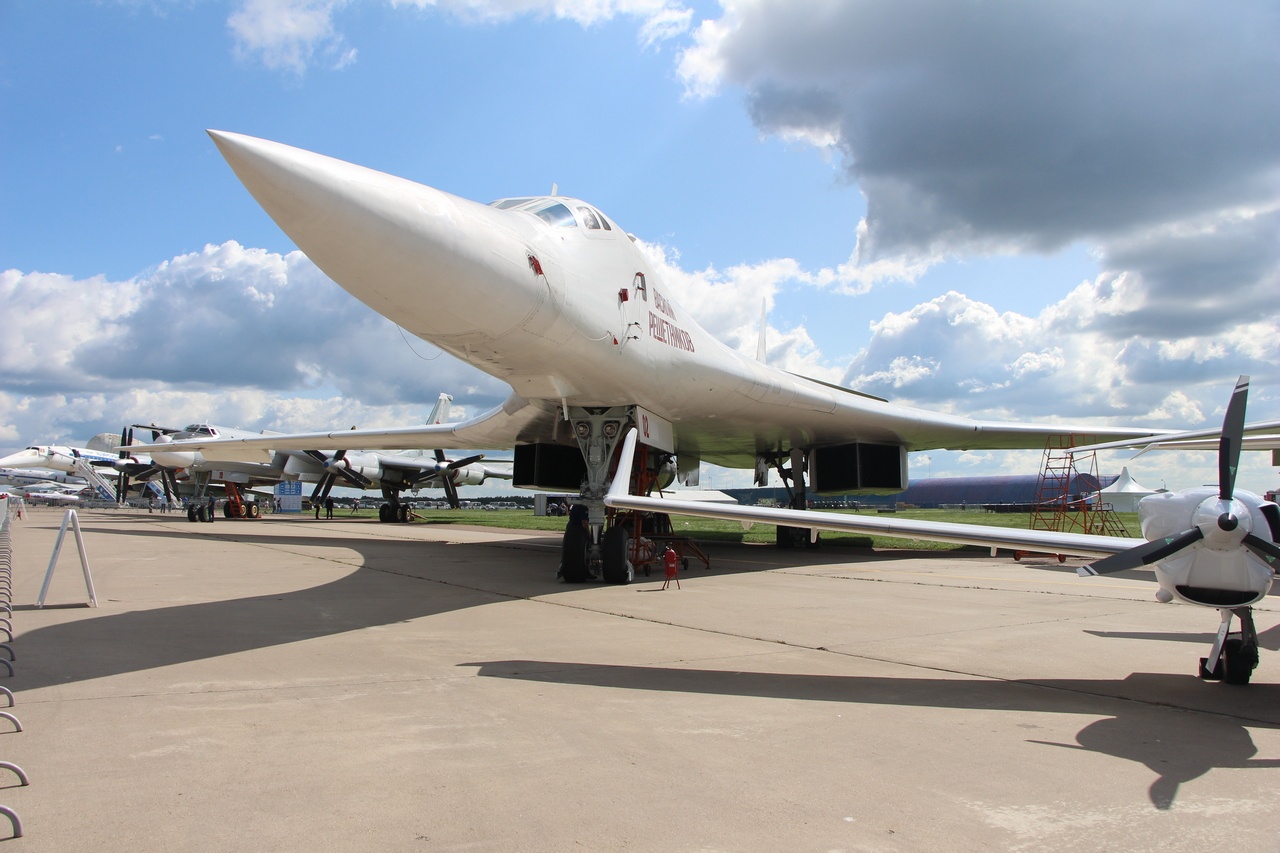 Грозный и грациозный Ту-160.