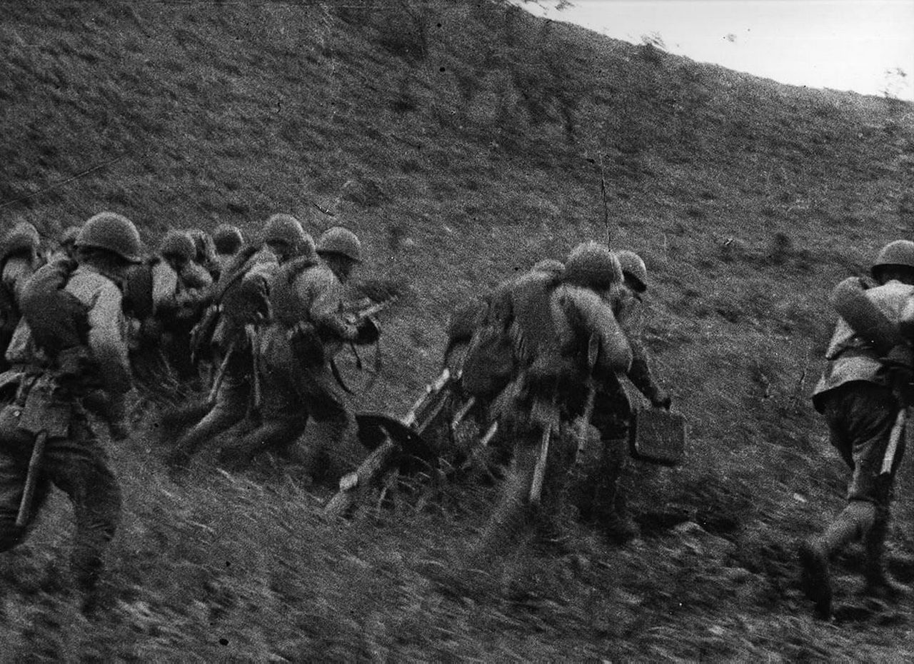 Бойцы 5-й армии 1-го Дальневосточного фронта переходят границу с Маньчжурией.