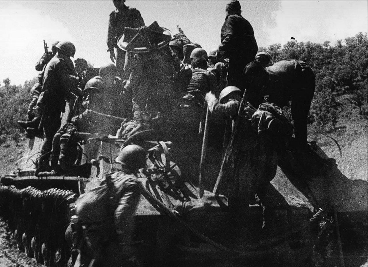 Советские бойцы рассаживаются на броне самоходки во время марша в Маньчжурии.