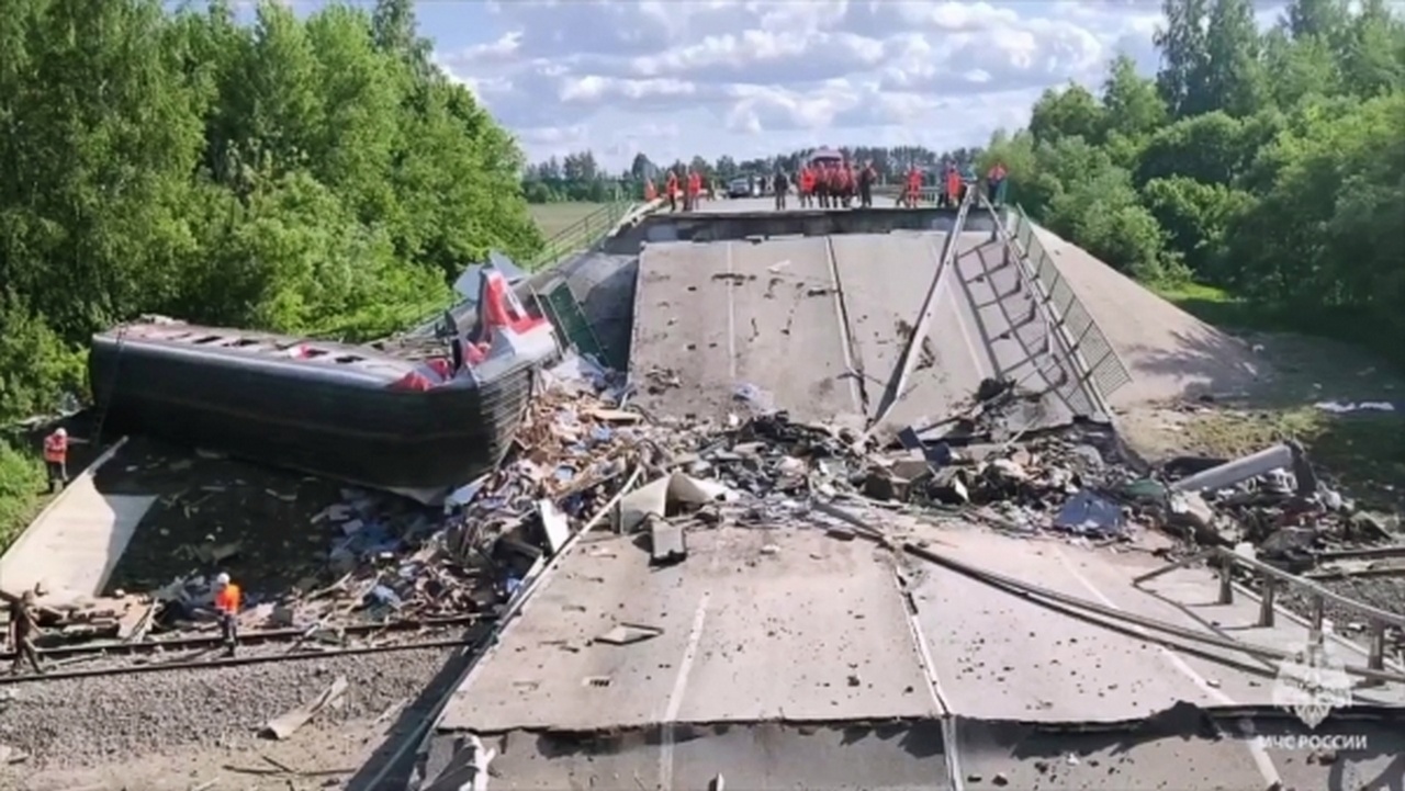 Взорванный автомобильный мост. Брянская область.