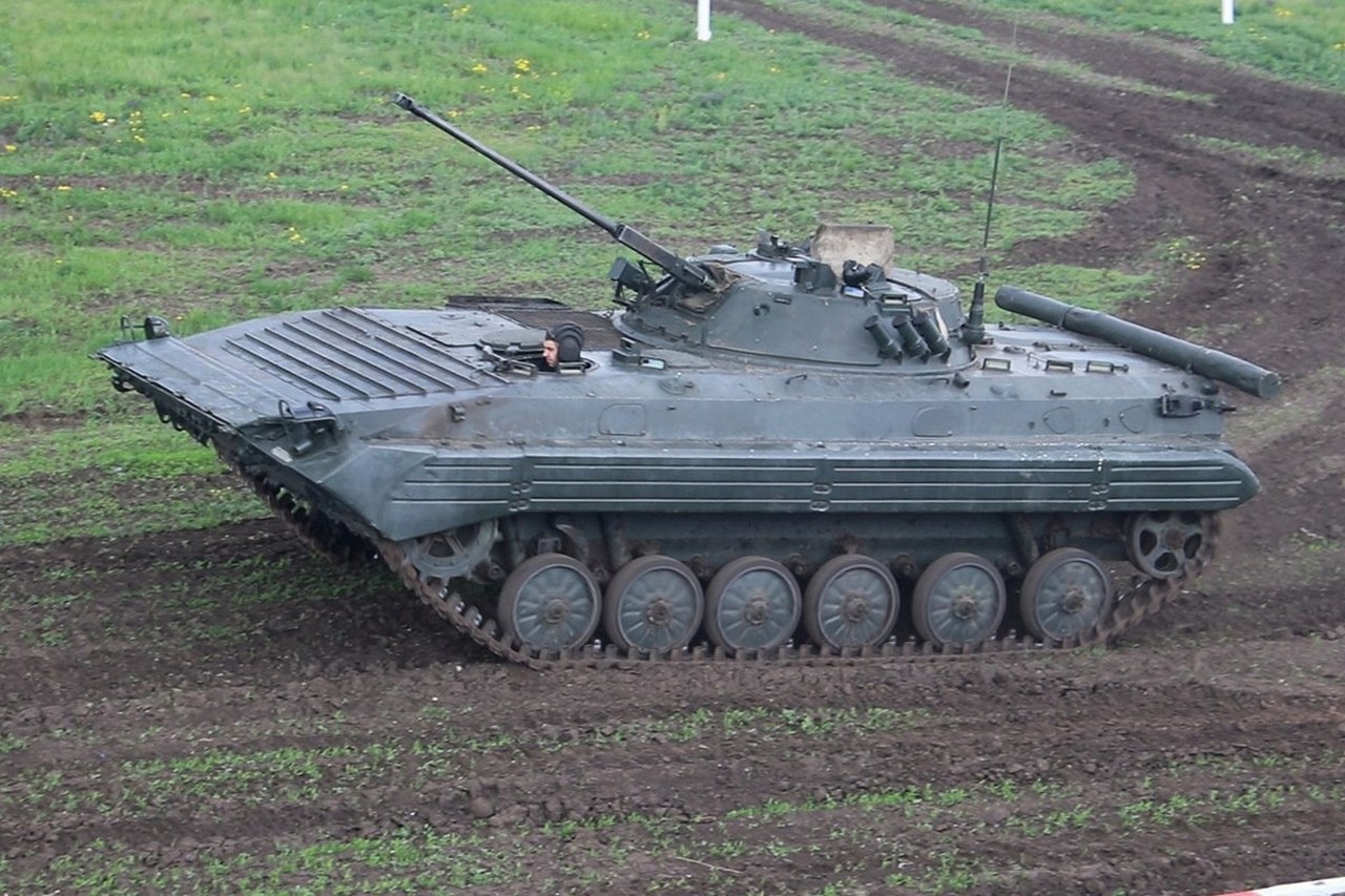 Мотострелки ЦВО совершенствуют навыки вождения БМП-2 в Кемеровской области.