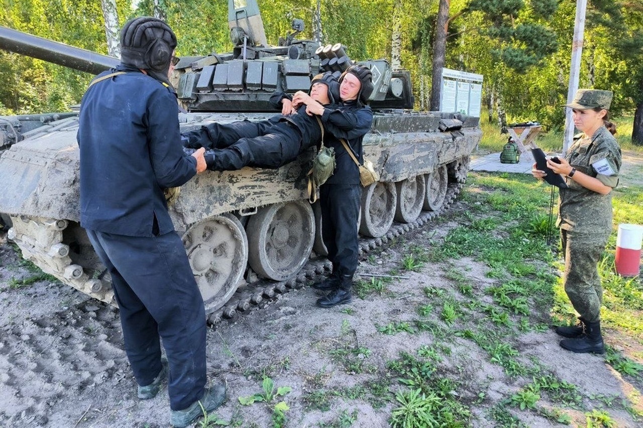 Танкисты ЦВО отработали нормативы по оказанию медпомощи в полевых условиях в Челябинской области.
